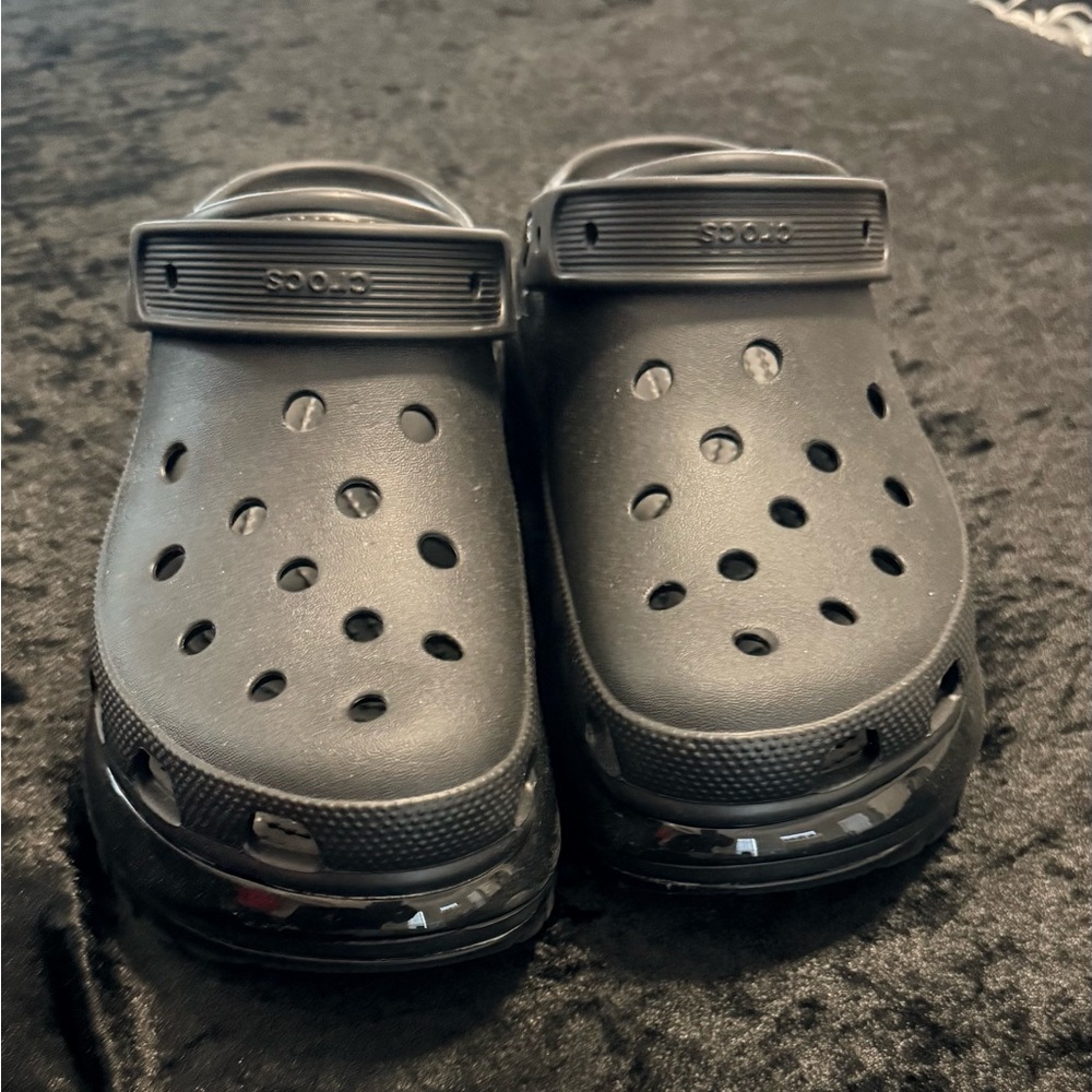 Mega Crocs - image 1